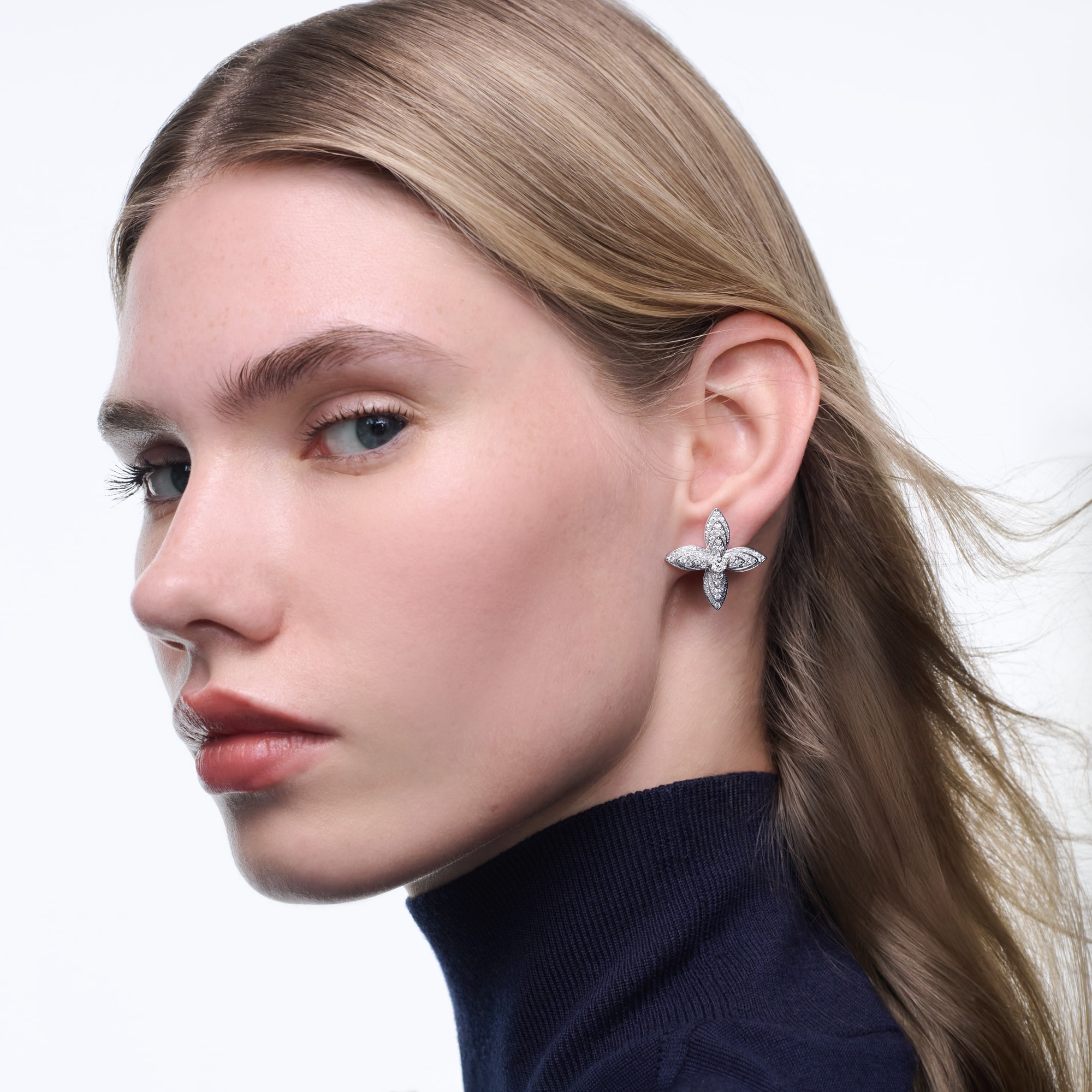 Idylle Blossom Earrings, White Gold & Diamonds - Les